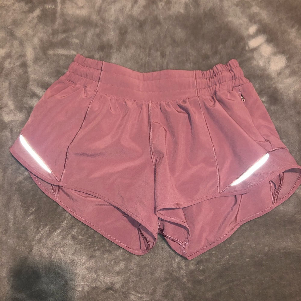 lululemon hotty hot 2.5" shorts sz 4!